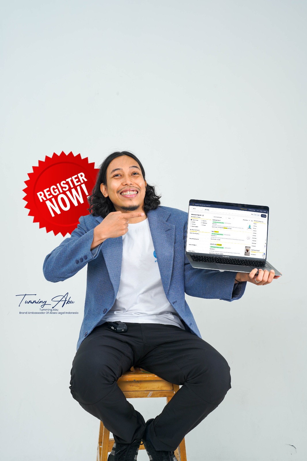 Seorang arsitek sedang meninjau proyek di lokasi konstruksi.