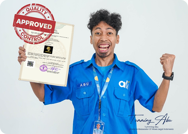 Pria memegang sertifikat